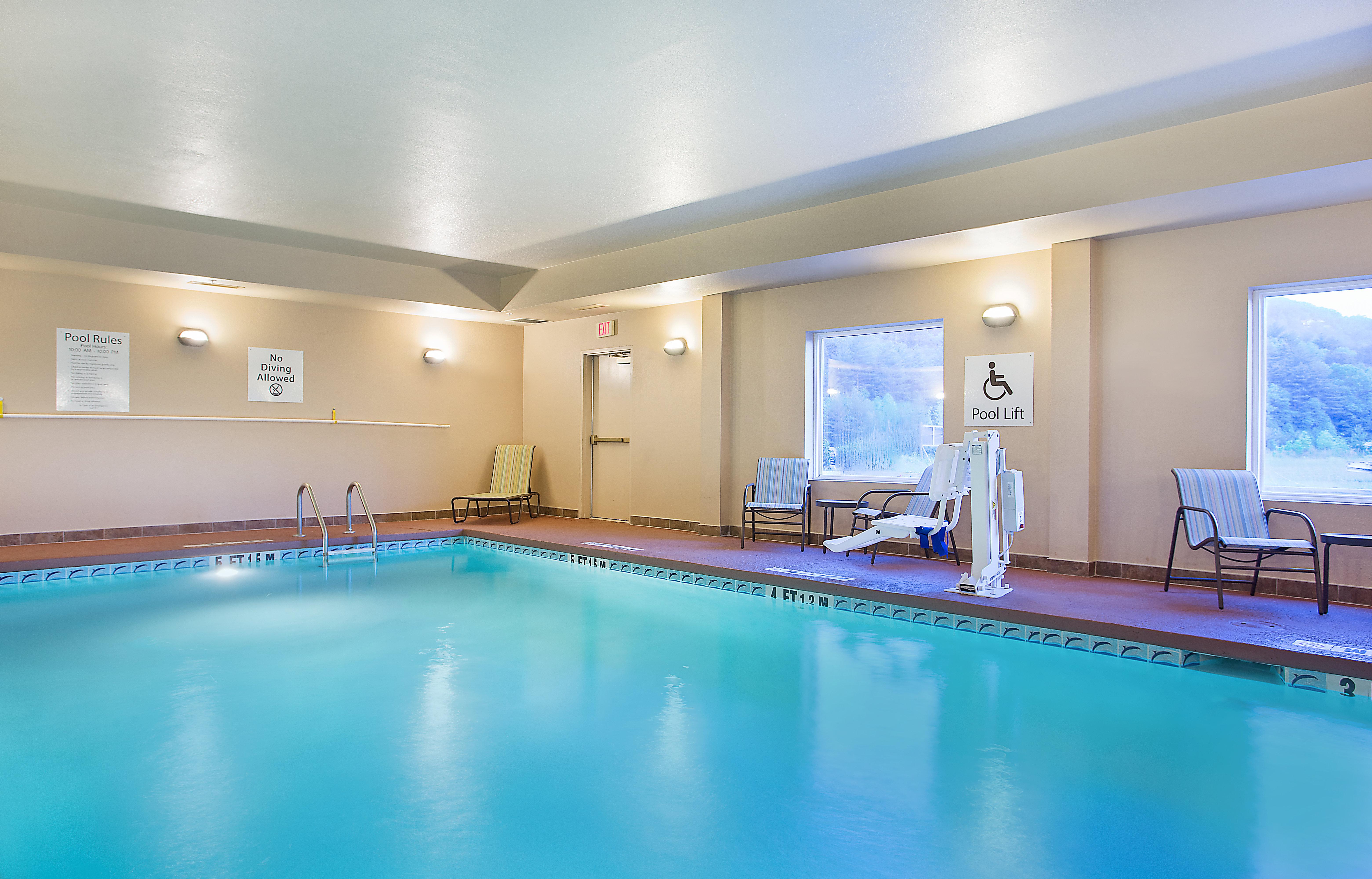 Hotel Holiday Express & By Ihg 3*