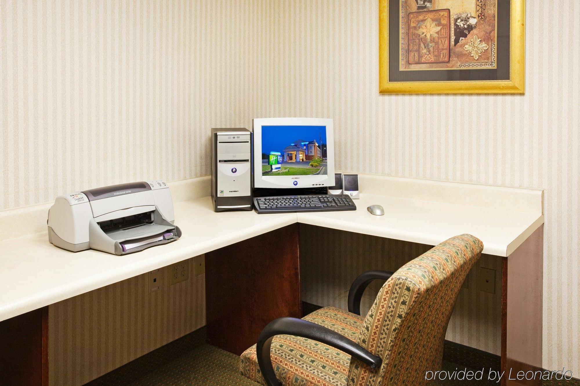 Hotel Holiday Express & By Ihg 3*
